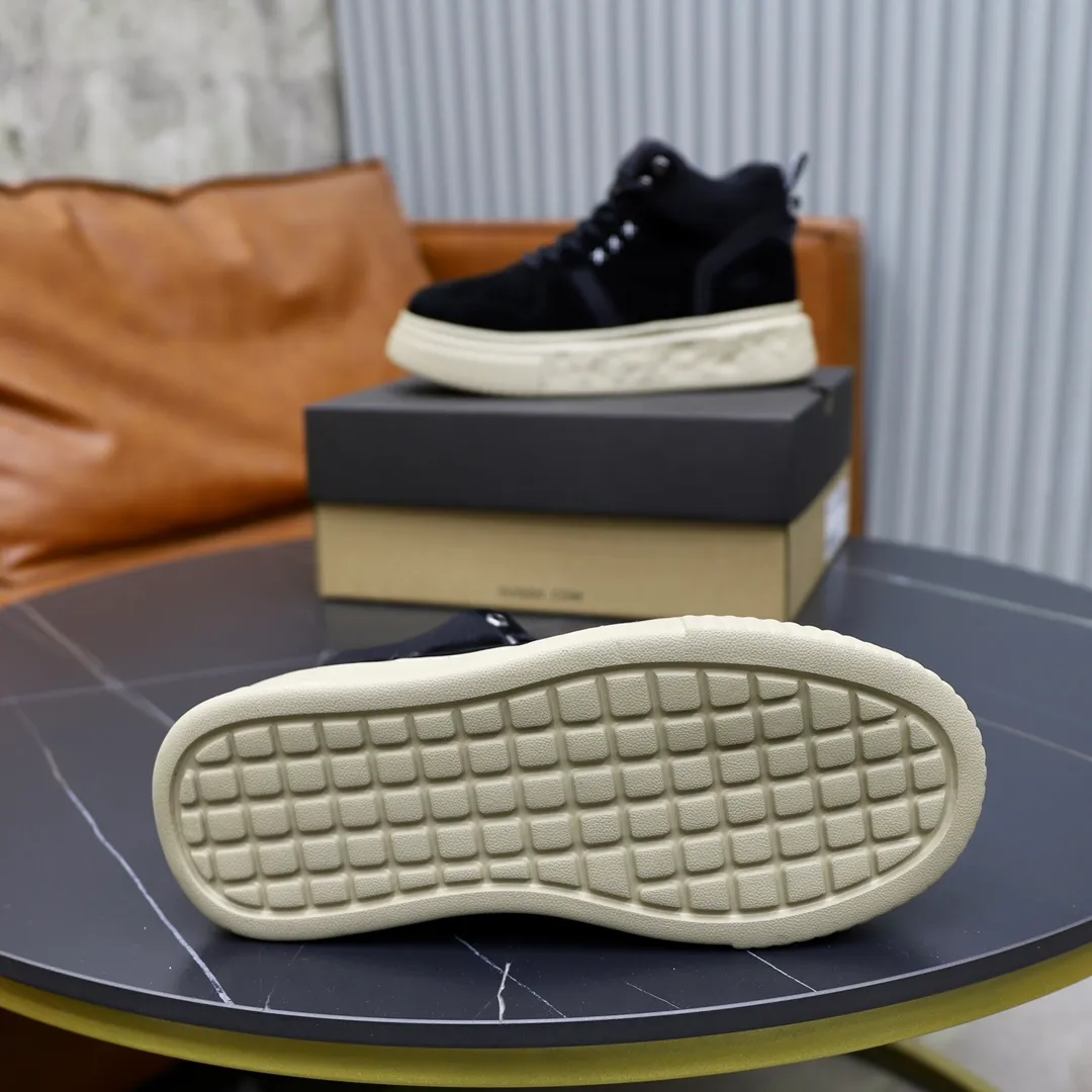 Ex-factory price: 620💰Thick wool imported from Australia Brand: UGG genuine purchase Size: 39-44 Grade: Official website 1:1 Material: First layer of genuine leather waterproof and antifreeze upper Real wool lining Original non-slip soft wear-resistant outsole Style category: Men's casual shoes Trendy style Comfortable on the feet Color: Official website color synchronization